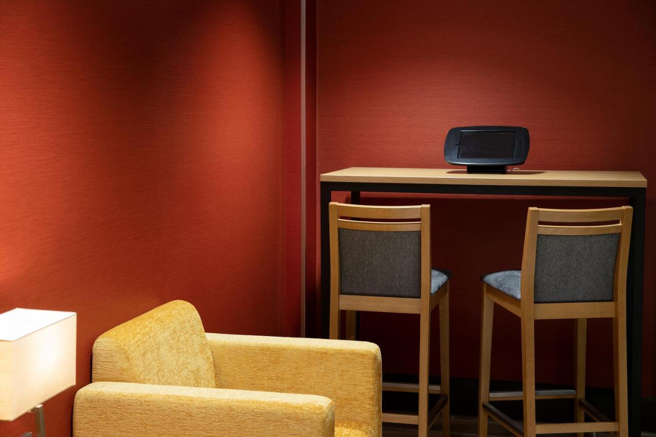 Ramada By Wyndham Leeds East Hotell Eksteriør bilde