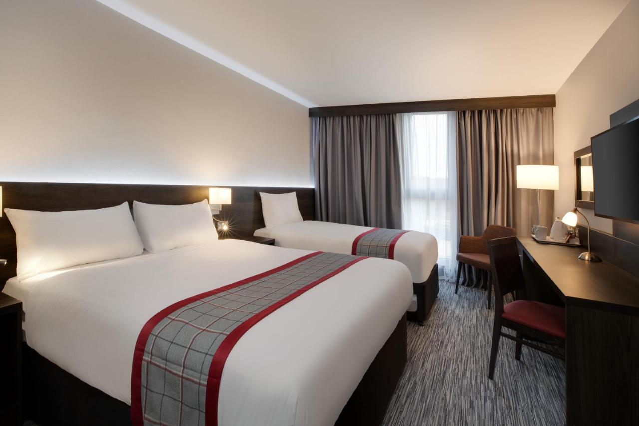 Ramada By Wyndham Leeds East Hotell Eksteriør bilde
