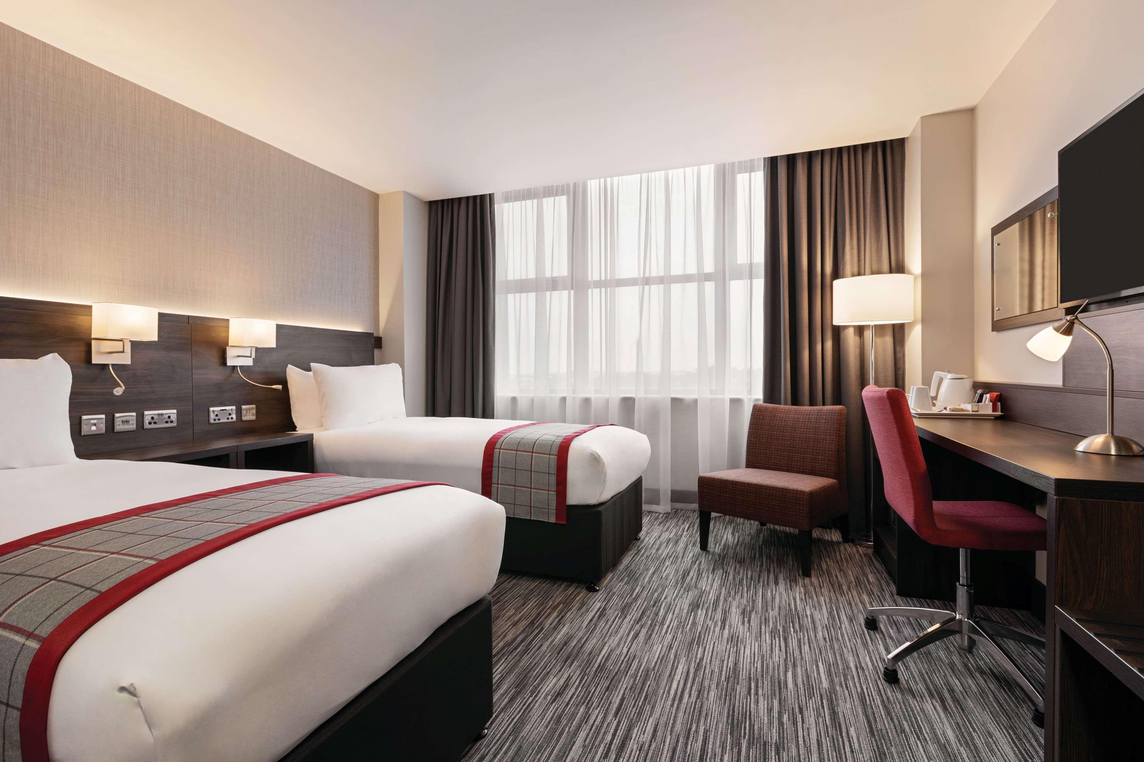 Ramada By Wyndham Leeds East Hotell Eksteriør bilde
