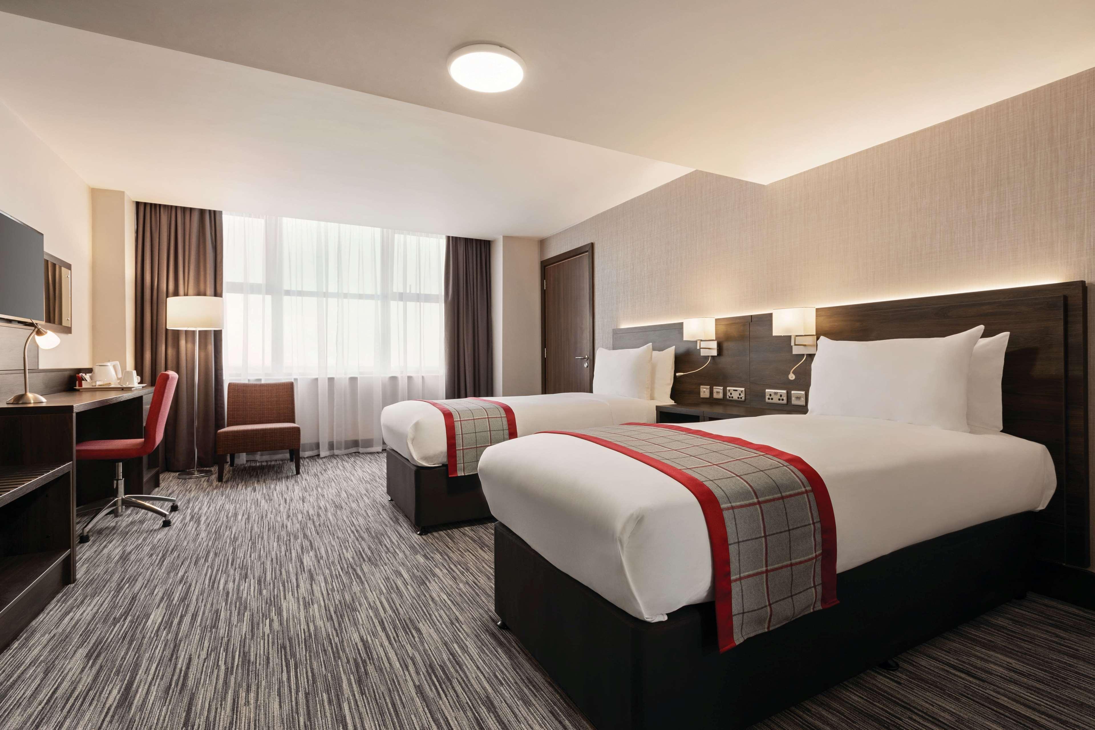 Ramada By Wyndham Leeds East Hotell Eksteriør bilde