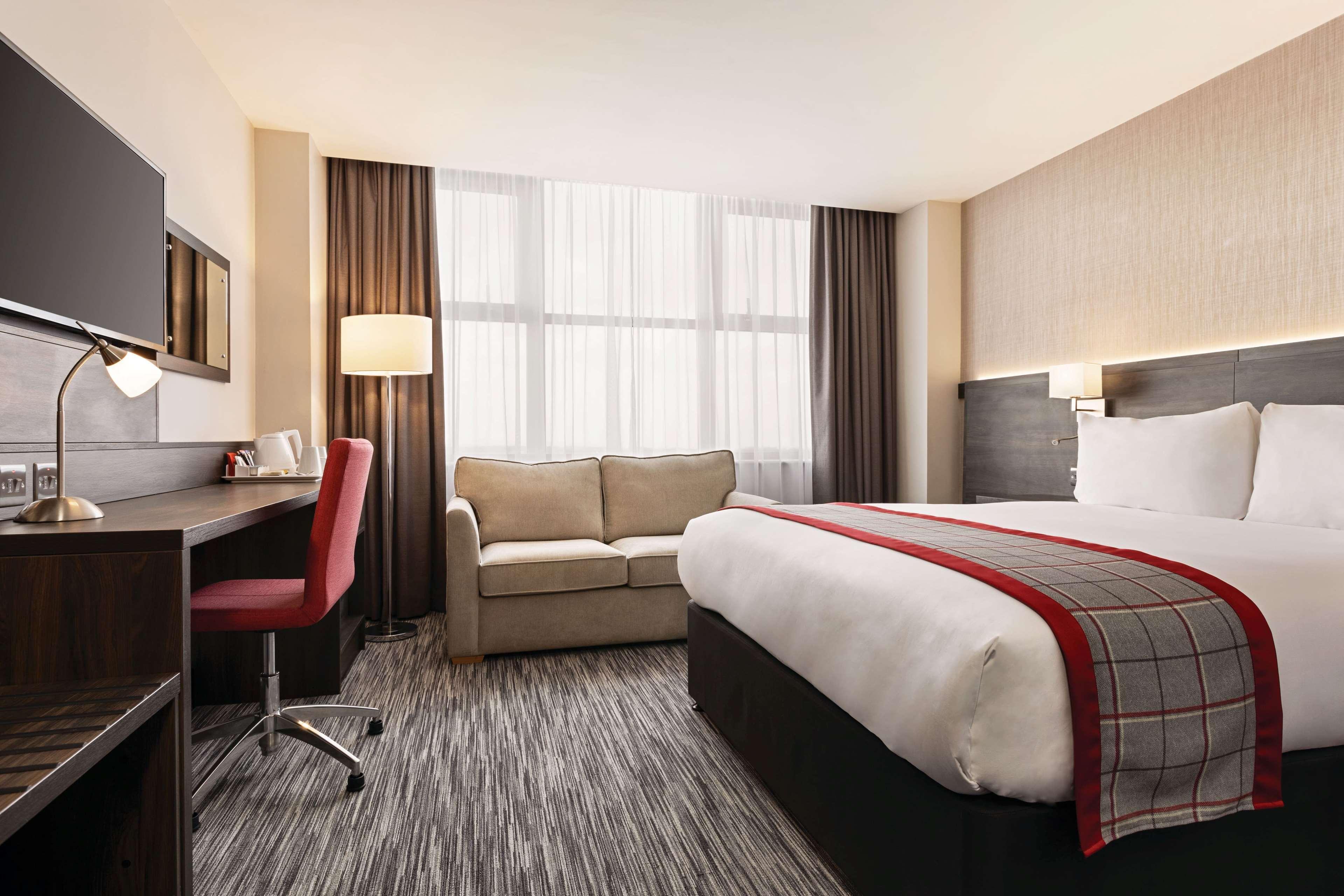 Ramada By Wyndham Leeds East Hotell Eksteriør bilde