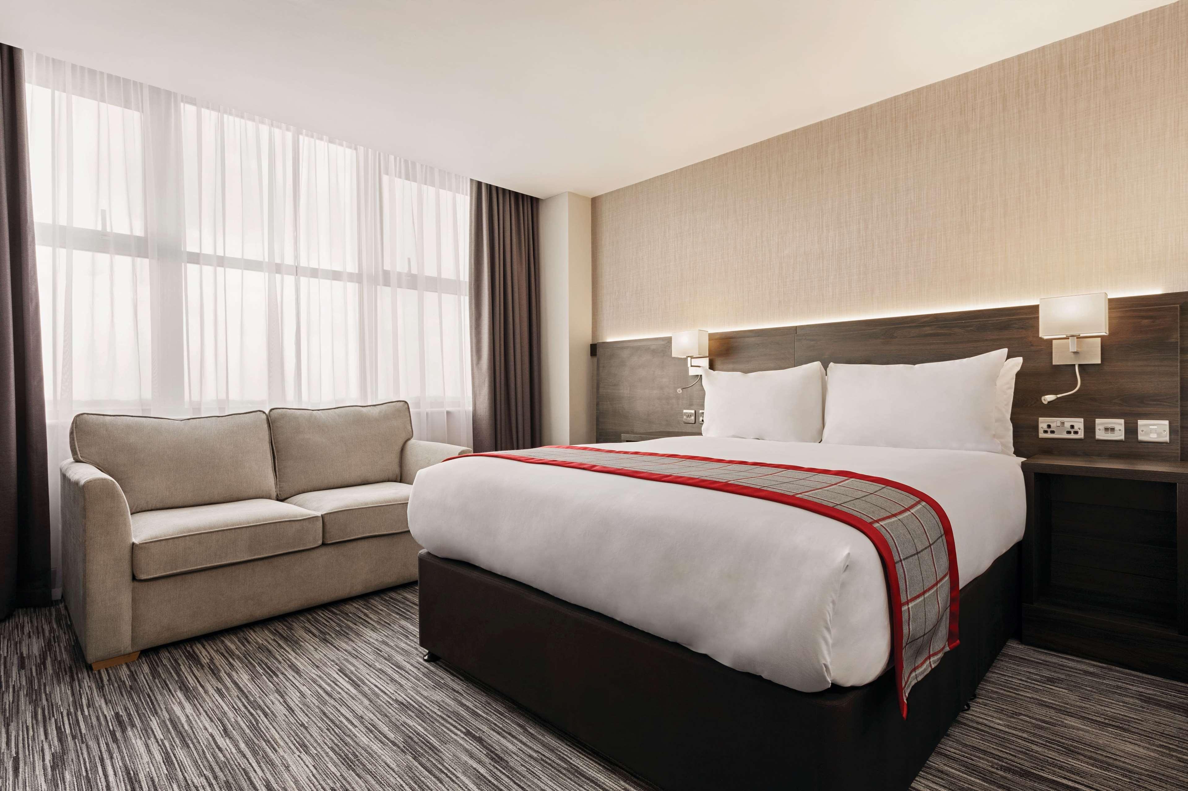 Ramada By Wyndham Leeds East Hotell Eksteriør bilde